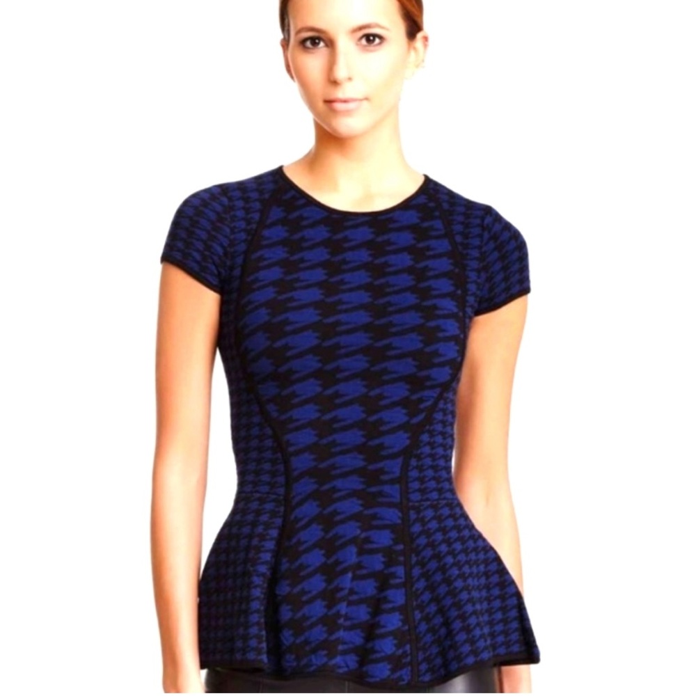 Super flattering Rony Kobo top - EUC - dress up or down